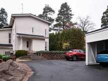 Asunnolle kuuluu yksi katospaikka ja yksi ulkopaikka. Sähköauton latausmahdollisuus.