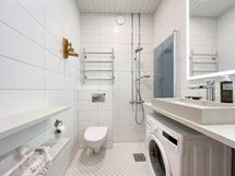 Upea kylpyhuone on remontoitu ja varustettu lattialämmityksellä ja kuivaavalla pesukoneella.