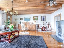 Olohuone, ikkunat järvelle päin