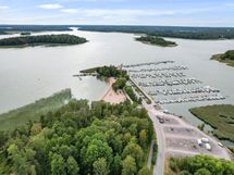 Kaunis merellinen luonto uimarantoineen lähelläsi.