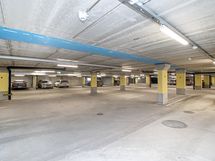 Autolle myytävissä autohallipaikkoja.