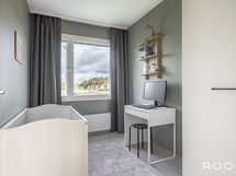 Myös pienemmästä makuuhuoneesta löytyy säilytystilaa vaatteille.