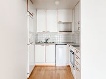 Toimiva avokeittiö, jossa hyvin kaappitilaa ja astianpesukone!