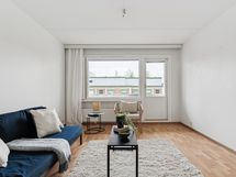 Valoisa olohuone, josta on käynti parvekkeelle