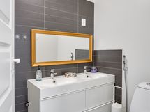 Yläkerran erillinen wc nro 3.