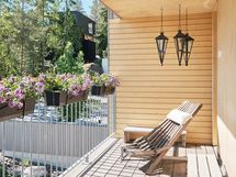 Makuuhuoneen yhteydessä parveke aamuauringon suuntaan