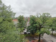 Taloa vastapäätä olevalla parkkipaikalla on reilusti ilmaisia pysäköintipaikkoja