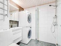 Raikas kylpyhuone on remontoitu taloyhtiön putkiremontin yhteydessä v.2019-2020