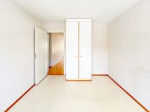 Makuuhuoneessa on kaappi.