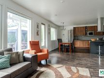 Isomman asunnon olohuone.