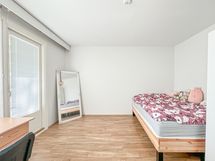 1. asuinkerroksen, mutta ei katutason parvekkeellinen valoisa yksiö!