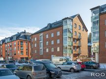 Autoille on vuokrattavissa paikkoja niin taloyhtiön pihapiiristä kuin viereisestä pysäköintitalosta.