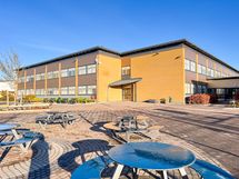 Asunnon läheisyydestä löytyy useampi koulu sekä päiväkoti.