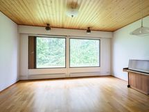 Olohuoneen ikkunat ovat suojaisalle takapihalle.