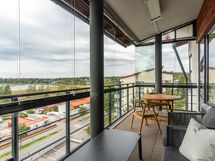 Terassiparvekkeelta aukeaa huikeat näkymät merenlahdelle