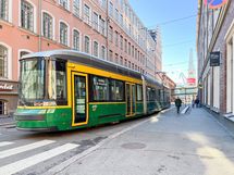 Ratikat ja bussit kulkevat asunnon lähistöltä.