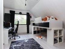 Yläkerran makuuhuone 2