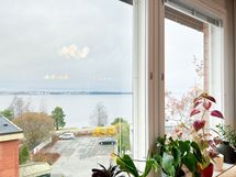 Ikkunasta näkyy suoraan Näsijärvi. Ikkunoissa on sälekaihtimet.