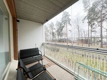 Moderni ja tilava yksiö meren välittömässä läheisyydessä.