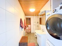 Kylpyhuoneessa on paikka pyykinpesukoneelle, myös pesutornille.