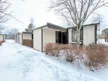 Asunnon sisäänkäynnin yhteydessä on kylmä varastotila.