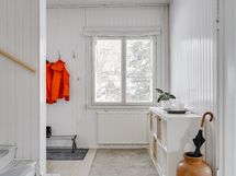 Tilava ja valoisa eteinen.