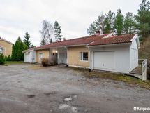 Toiselle autolle paikka kodin etuoven edessä