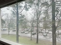 Ikkunoista aukeaa mukavan rauhalliset ja vehreät näkymät. Ikkunoissa sälekaihtimet. Ikkunat kaakkoon