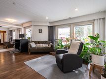 Näkymä eteisen suunnasta olohuoneeseen ja edelleen takkahuoneeseen