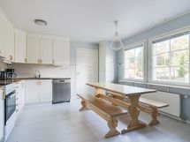 Keittiötila, ruokailuryhmälle on paikkansa ikkunan alla.