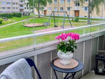 Lasitettu parveke suojaiselle sisäpihalle.
