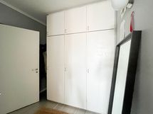 Eteisessä löytyy kaappitilaa.
