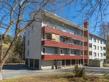 Julkisivu pihasta päin