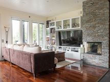 Olohuoneen katseen vangitsijana upea takka 