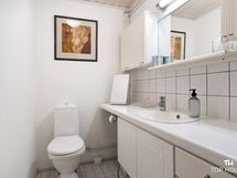 erillinen wc alakerrassa