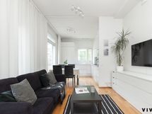 Myös vaaleat sävyt lisäävät tilan tuntua.