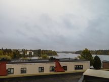 Näkymät ikkunoista joelle päin