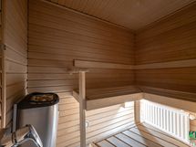 Erillisestä alakerran tilasta löytyy oma sauna, kylpyhuone, kht, Wc, kaksi huonetta ja säilytystiloja.