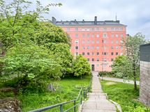 Näkymä Marjatan taloon Katri Valan puistosta käsin.