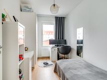 Makuuhuone 3, kaapisto vasemmalla