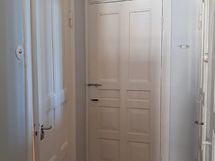 Pieni eteinen, jossa toinen sisäänkäynti