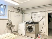 C-rapun alakerrassa ilmainen pesutupa. Kuivaushuone pesutuvan takana.