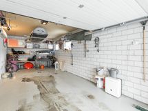 YLÄKERRAN TILAVA AUTOTALLI