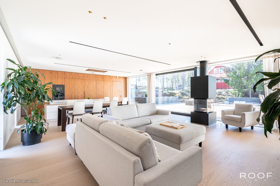 Avara valoisa olohuone