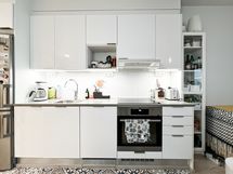 Avokeittiössä on mm. induktioliesi ja täysikokoinen jääkaappi-pakastin.