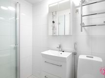 Putkiremontissa uusittu kaunis kylpyhuone.