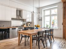 Tyylikäs keittiö, jossa tilaa kokata ja seurustella