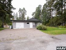 Kadun puolella autotalli, varasto ja pääovi