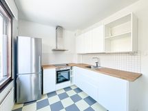 Keittiö on juuri saneerattu. Kaappitilaa ja laskutilaa on mainiosti.