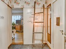 Näkymä eteisestä olohuoneeseen.